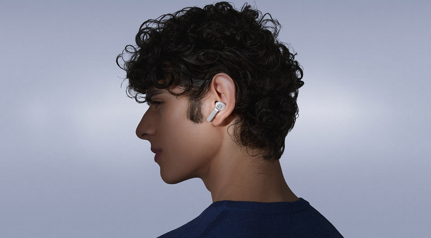 A person wearing Galaxy Buds4 Pro while looking toward the left.