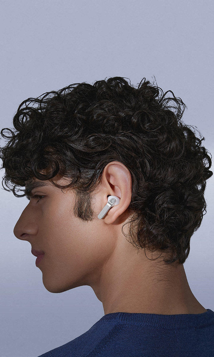 A person wearing Galaxy Buds4 Pro while looking toward the left.